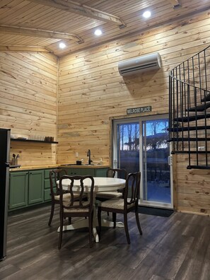 Dining - Cozy and peaceful cabin in the Woods just a short drive to adventure (Grey Highlands)