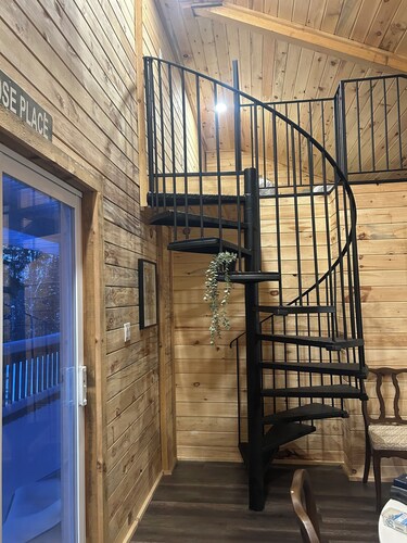 Cozy and peaceful cabin in the Woods just a short drive to adventure