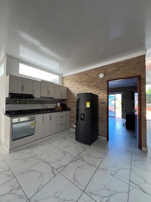 Luxury Apartment, City View | Private kitchen