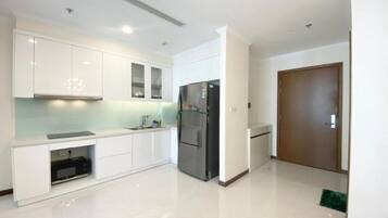 Refrigerador, tetera/pava eléctrica, servilletas de papel