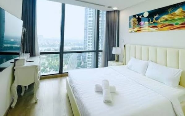 Double Room, City View | Bathroom | Shower, free toiletries, hair dryer, towels