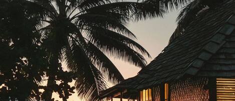 Standaard bungalow, uitzicht op lagune, aan het strand | Een kluis op de kamer, een bureau, een strijkplank/strijkijzer