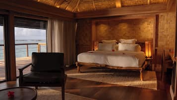 Superior bungalow, uitzicht op lagune, langs het strand | Een kluis op de kamer, een bureau, een strijkplank/strijkijzer