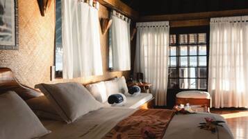 Bungalow Panoramique, vue lagon, sur l'eau | Coffres-forts dans les chambres, bureau, fer et planche Ă repasser