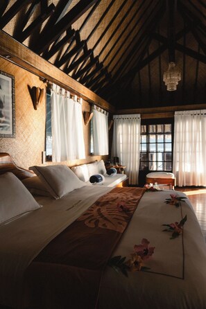 Bungalow panoramico, vista laguna, sull'acqua | Una cassaforte in camera, una scrivania, ferro/asse da stiro