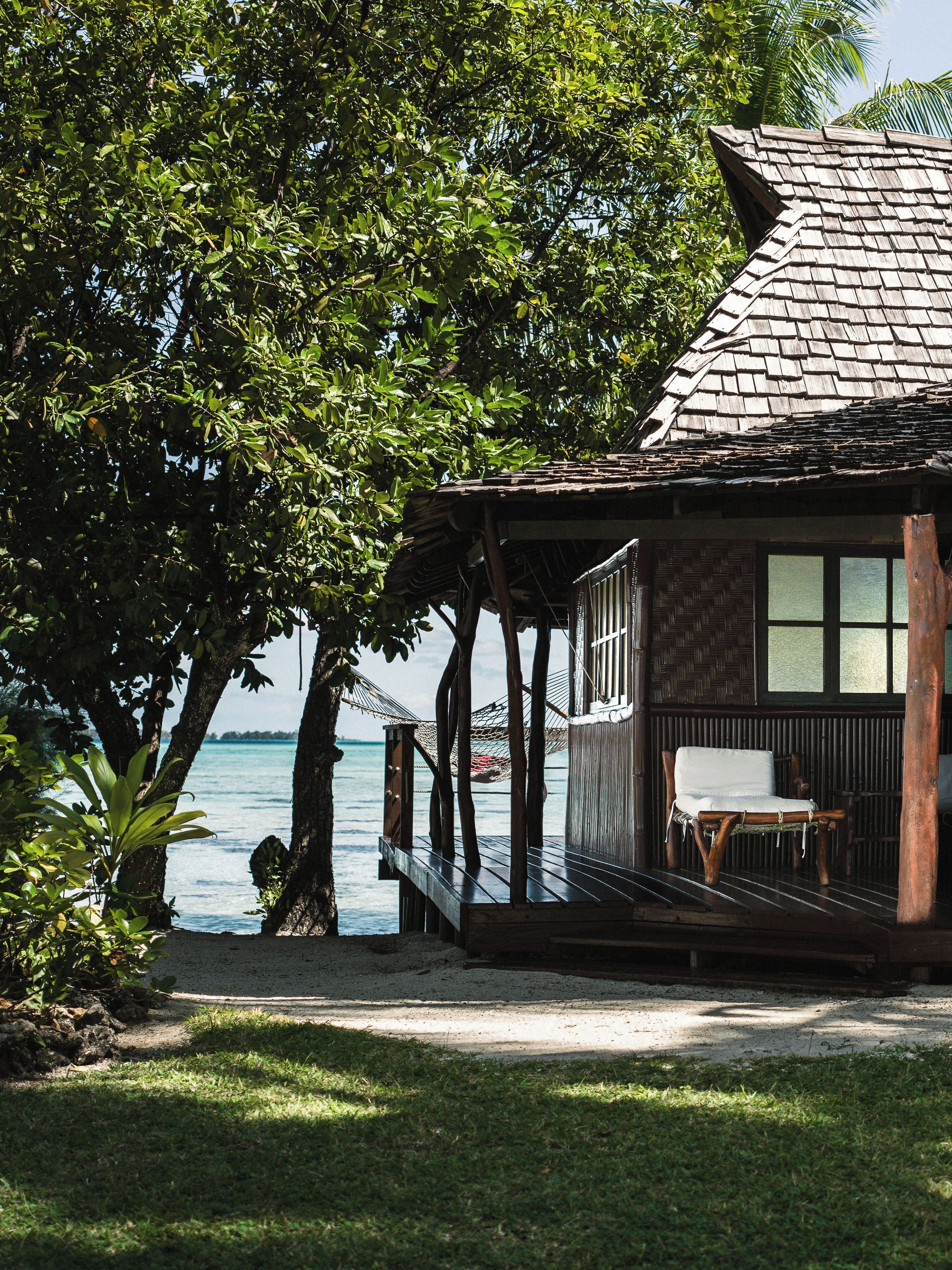 Bungalow Supérieur, vue lagon, en bord de plage | Coffres-forts dans les chambres, bureau, fer et planche à repasser