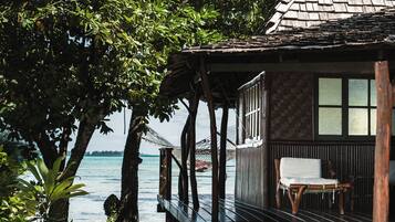 Bungalow Supérieur, vue lagon, en bord de plage | Coffres-forts dans les chambres, bureau, fer et planche à repasser