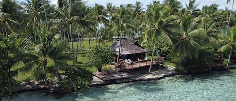 Superior bungalow, uitzicht op lagune, langs het strand | Een kluis op de kamer, een bureau, een strijkplank/strijkijzer