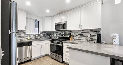 Charming 2-bedroom apartment with fitness room and AC in Santa Ana