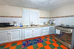 Microonde, forno, piano cottura, lavastoviglie