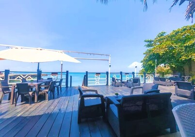 Beauty Beachfront Villa 5 rooms, with Pool, Jacuzzi, AC, Wifi, BBQ, Beach Access