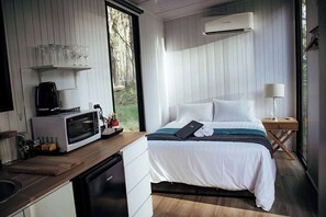 Bed sheets - Solitary Islands Farm 2 by Tiny Away (Mullaway)