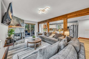 TV, lareira, pebolim, escritórios