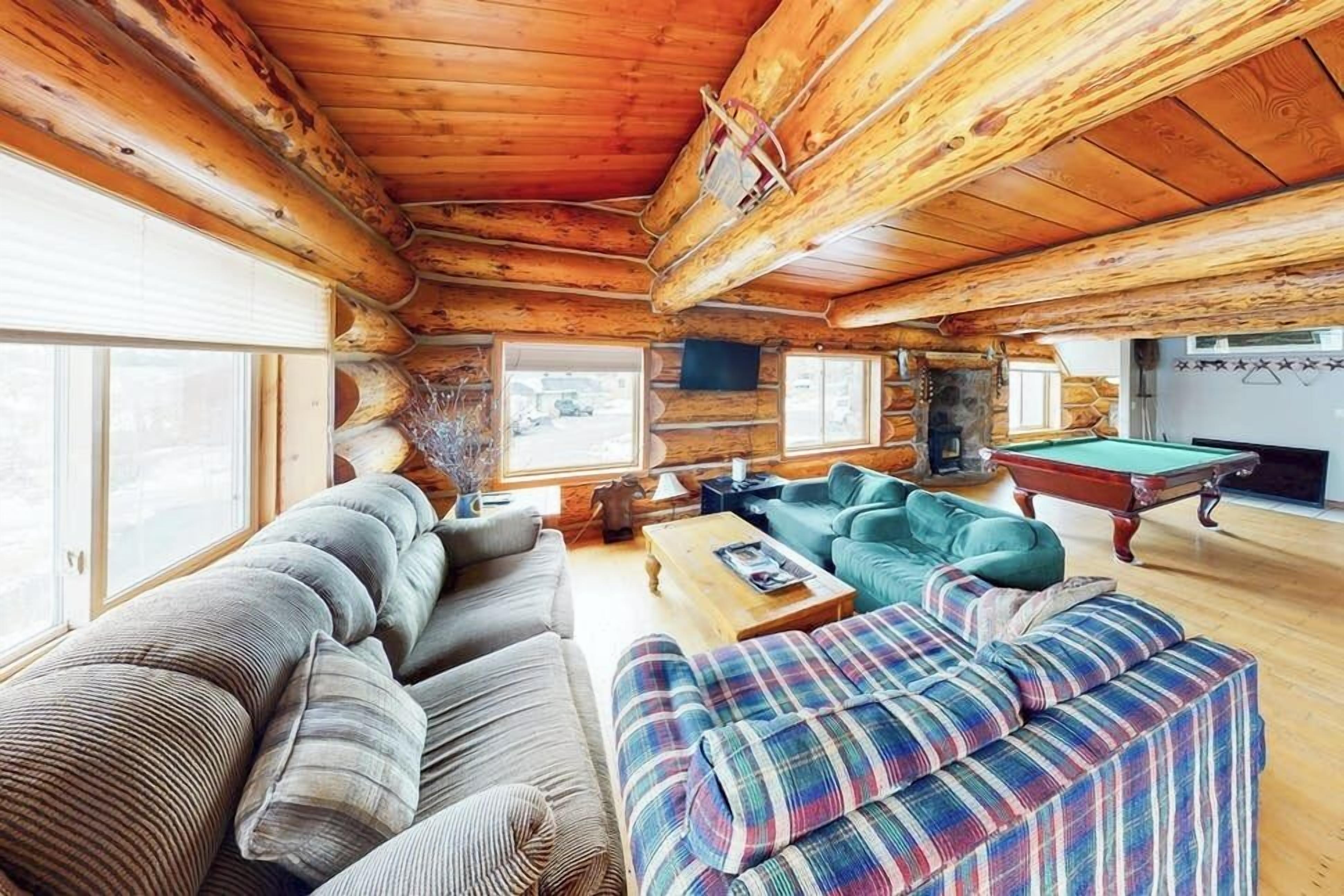 Televisión y chimenea 