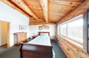 5 bedrooms, WiFi, bed sheets - Mountain Basecamp | Hot Tub + Pool Table (Silverthorne)