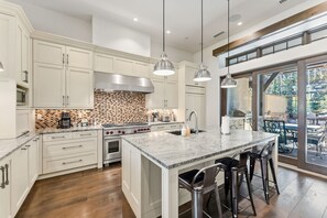 ثلاجة، ميكروويف، موقد طهي مسطح، غسالة أطباق