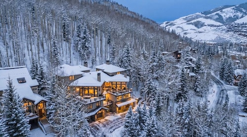 Luxe Vail Retreat | Steps to Ski + Private Hot Tub