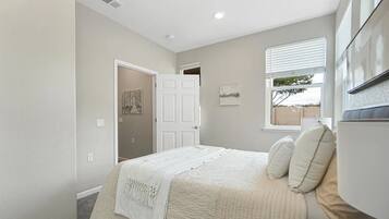 4 bedrooms, iron/ironing board, internet, bed sheets