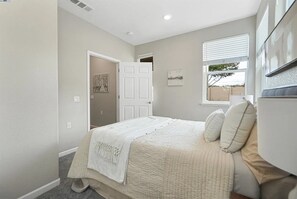 4 bedrooms, iron/ironing board, Internet, bed sheets