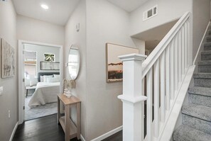 4 slaapkamers, een strijkplank/strijkijzer, internet, beddengoed