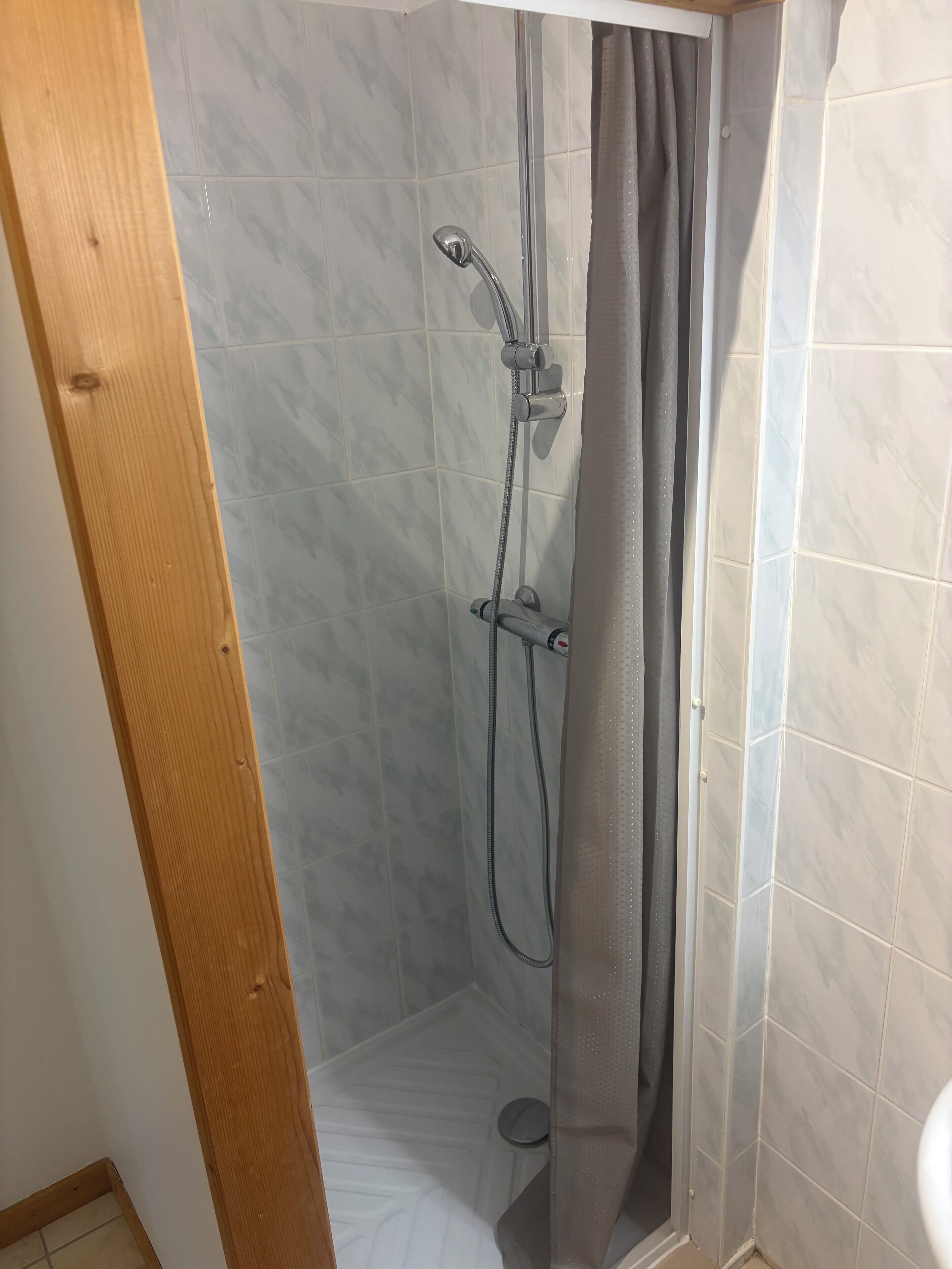 Een douche, handdoeken, toiletpapier