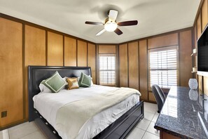Escritorio, tabla de planchar con plancha, wifi gratis y ropa de cama 