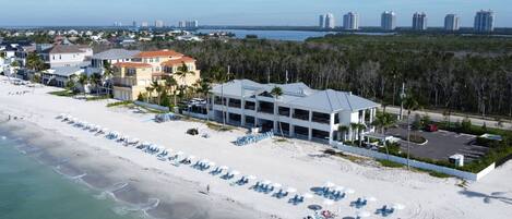 Playa en los alrededores, windsurf, kayaks y paseos en botes de motor