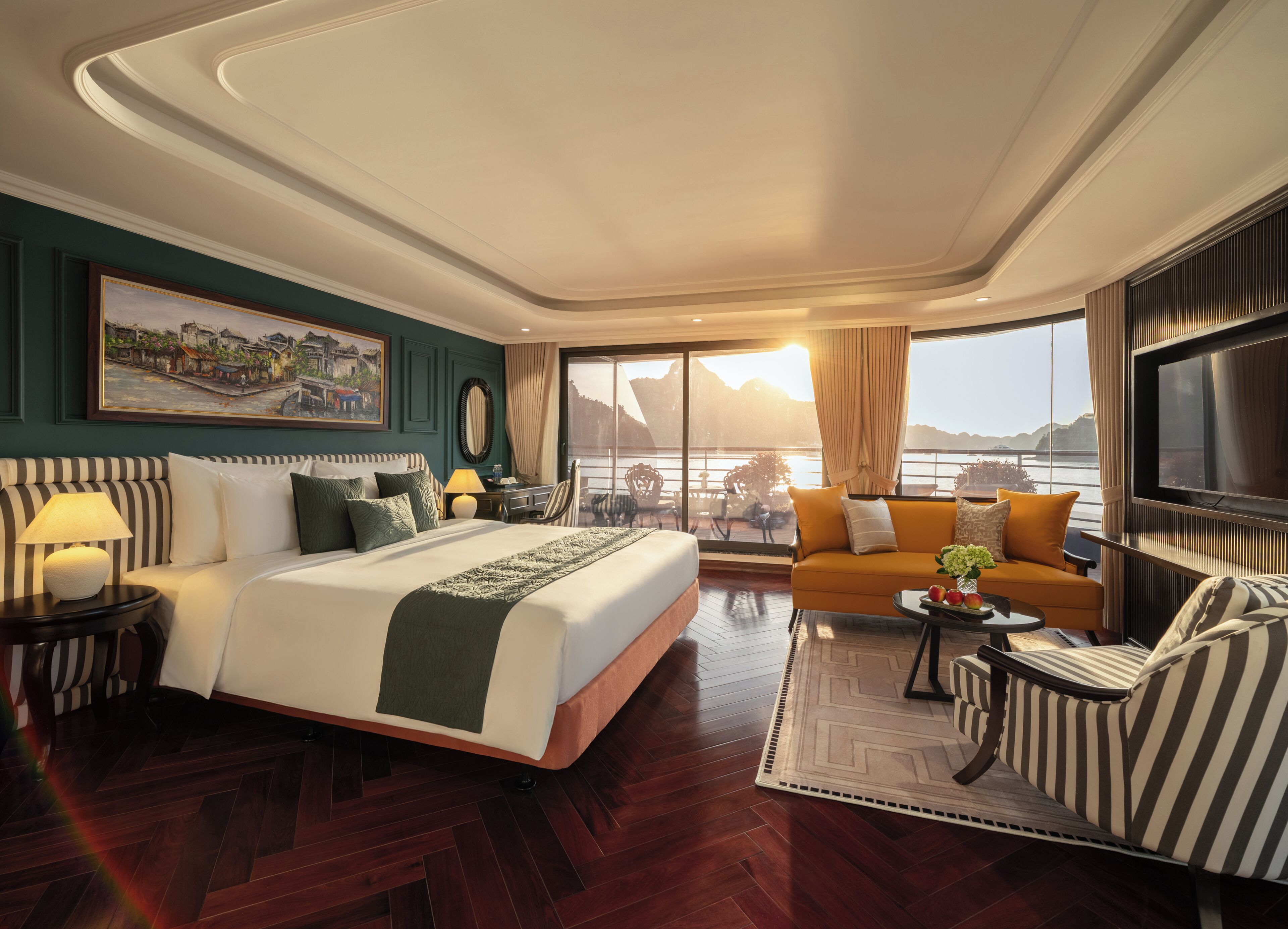 Suite Royal, balcón, vista al mar | Minibar, escritorio, espacio para trabajar con laptop y insonorización 