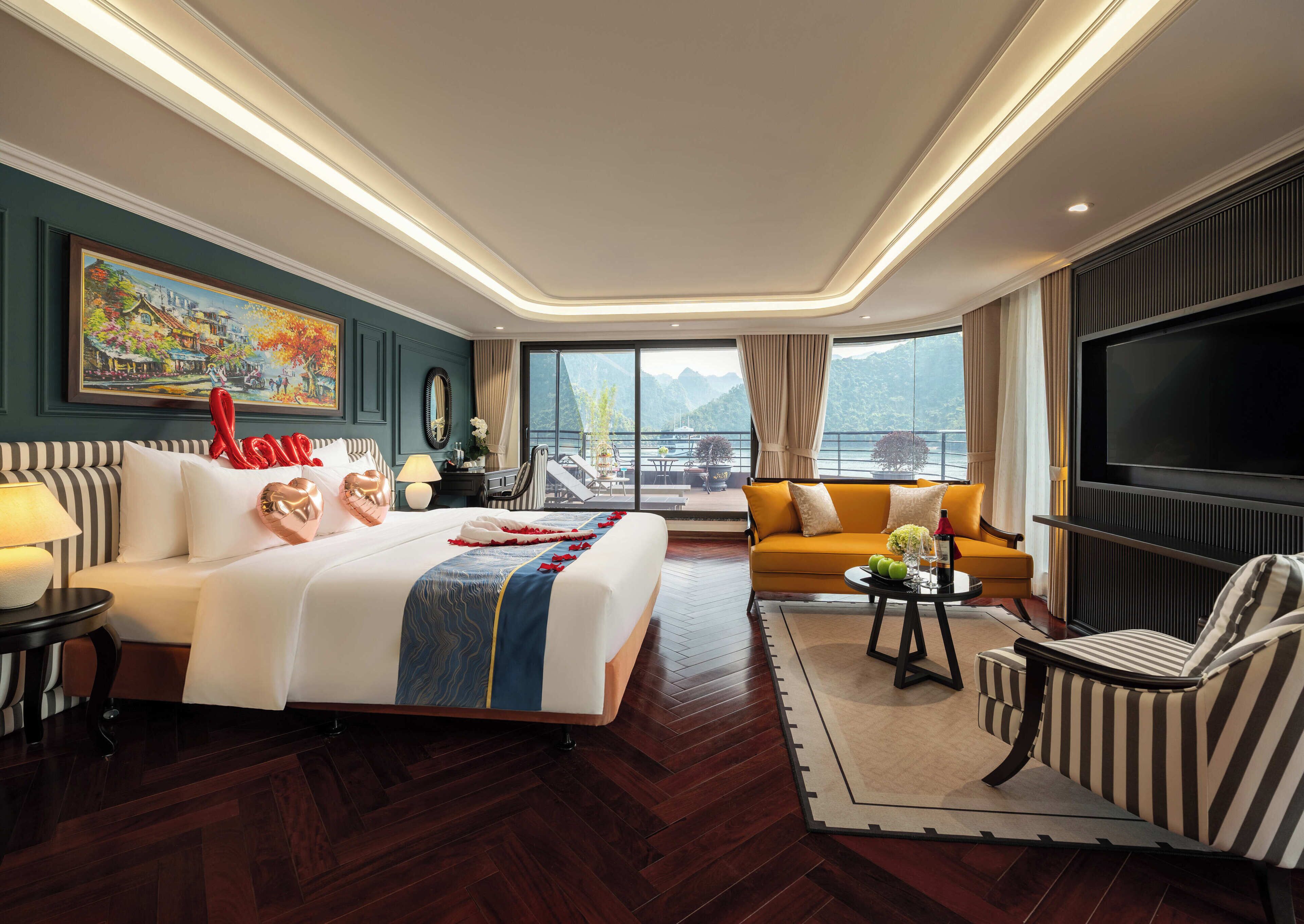 Suite Royal, balcón, vista al mar | Minibar, escritorio, espacio para trabajar con laptop y insonorización 