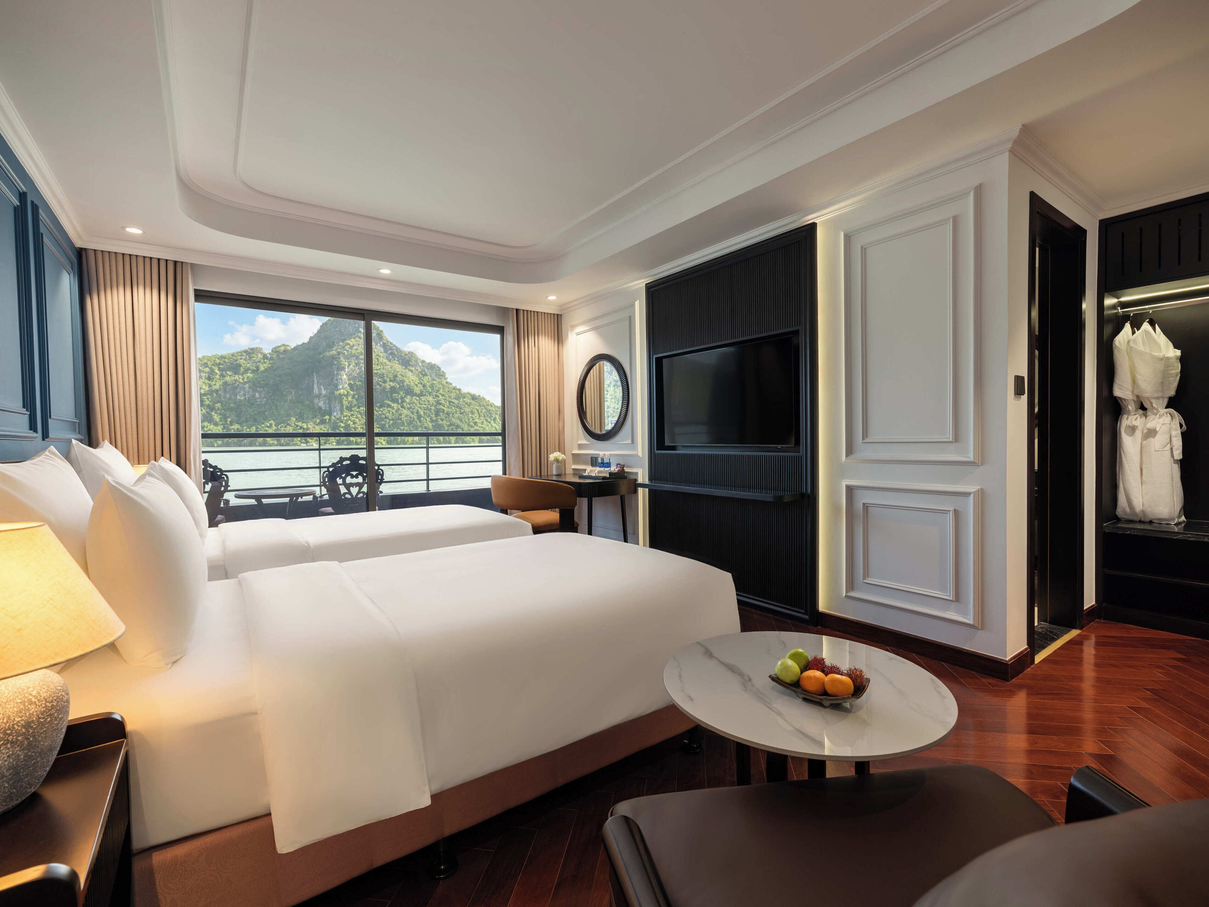 Minibar, escritorio, espacio para trabajar con laptop y insonorización 