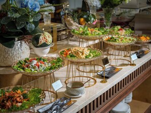 Free daily buffet breakfast
