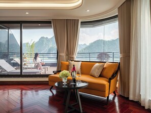 Suite Royal, balcón, vista al mar | Vista del balcón