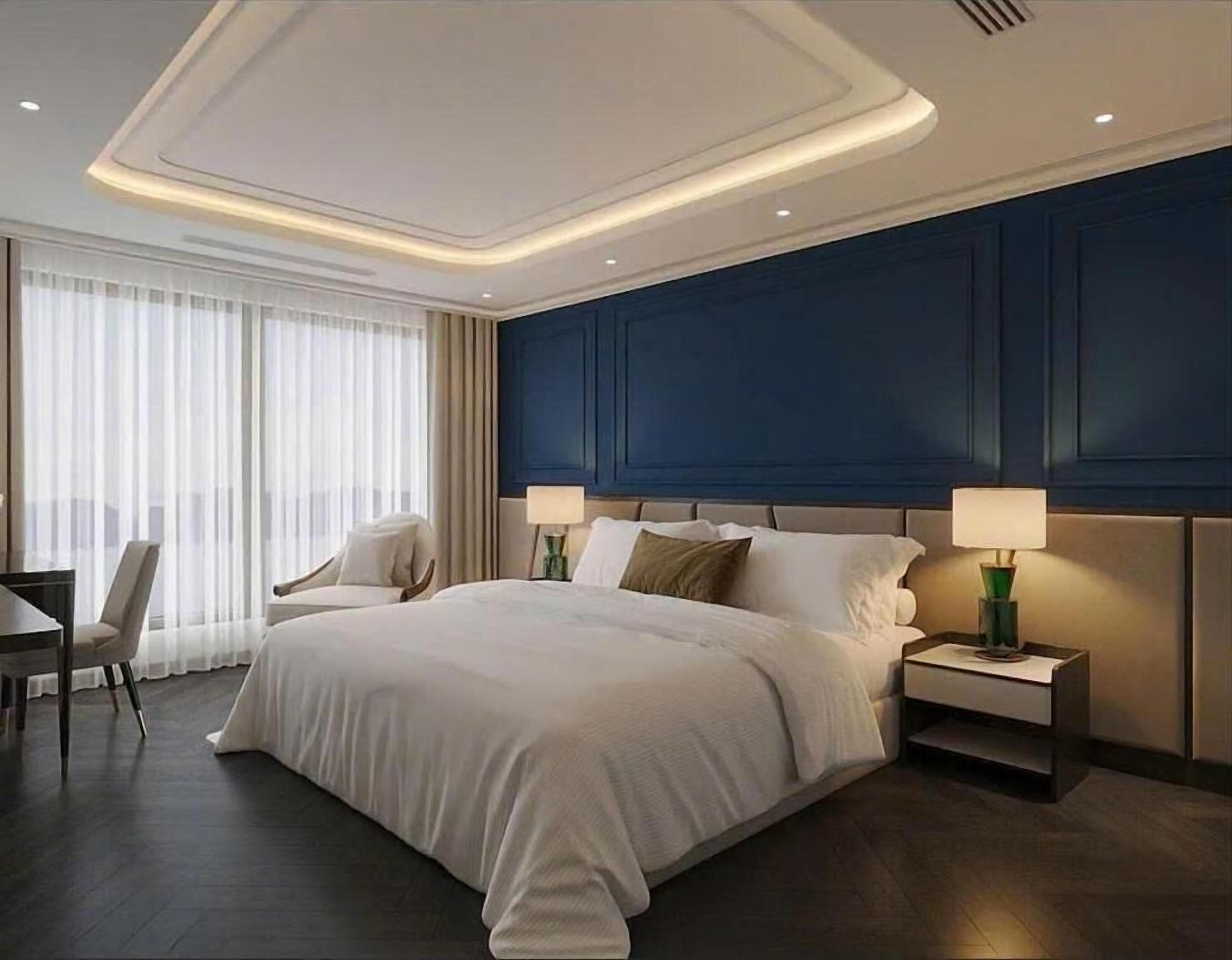 Executive Suite with Balcony and Bathtub | Minibar, desk, laptop workspace, free WiFi