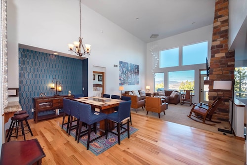 Red Barn of Granby Ranch - spacious luxury, pet friendly and hot tub