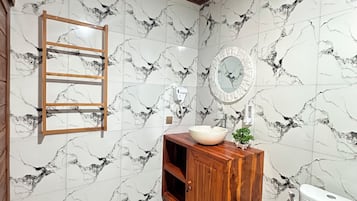 Kamar Double Deluks, patio, pemandangan laut | Kamar mandi
