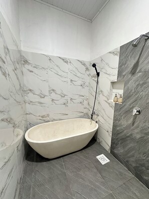 Deluxe Double Room, Patio, Sea View | Bathroom