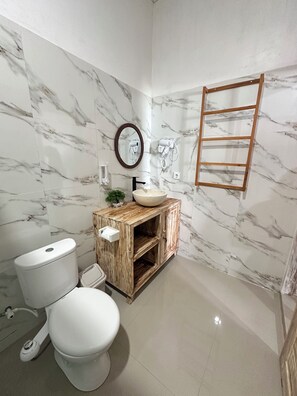 Habitación doble superior, patio, vistas al mar | Baño