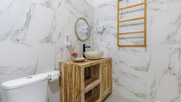 Deluxe-Doppelzimmer, Terrasse, Meerblick | Badezimmer