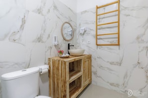 Deluxe Double Room, Patio, Sea View | Bathroom - La Semaya Beach Villas  (Penida Island)