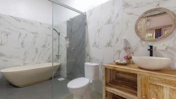 Deluxe Double Room, Patio, Sea View | Bathroom