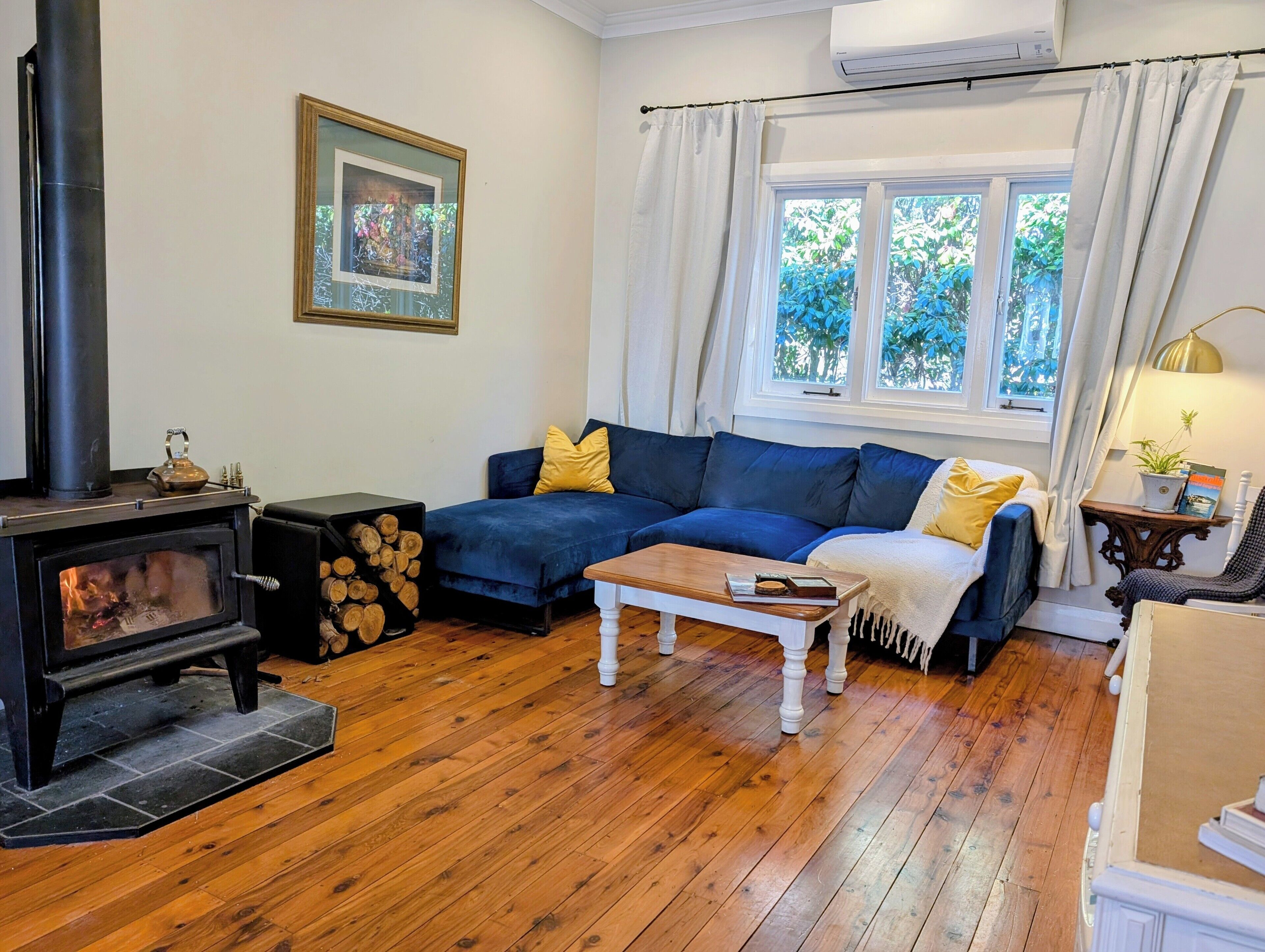 تلفزيون ذكي، مدفأة، كُتُب