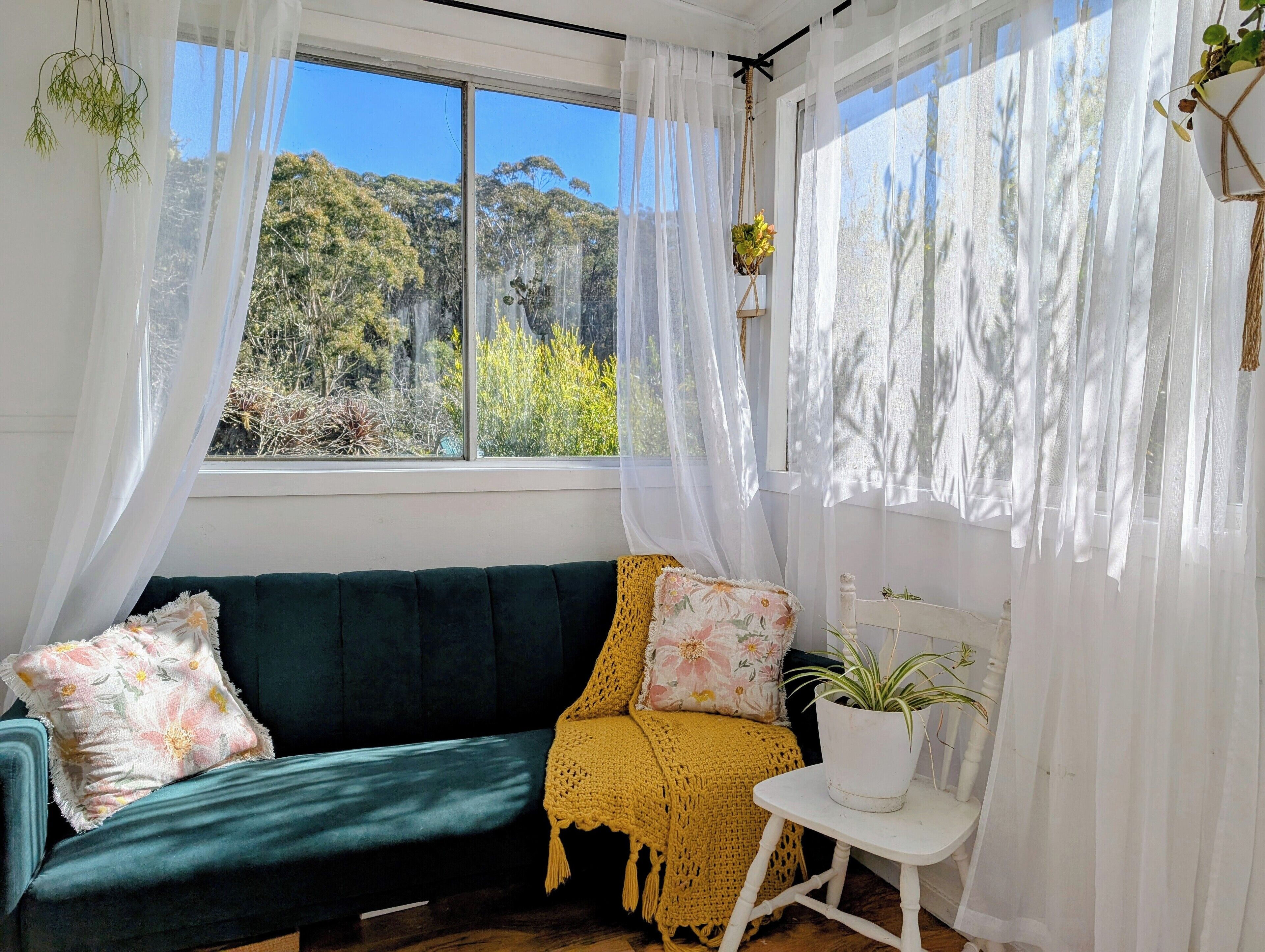 تلفزيون ذكي، مدفأة، كُتُب