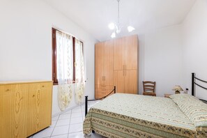 1 makuuhuone, silitysrauta/-lauta