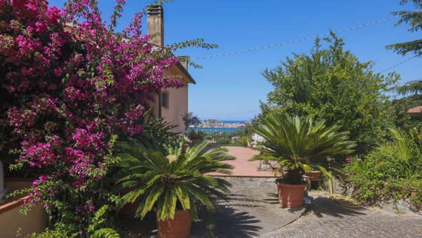 A paved pathway leading to a building with a view of the sea. - Casa dei Fiori - Goelba (Portoferraio)