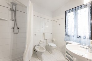 Douche, sèche-cheveux