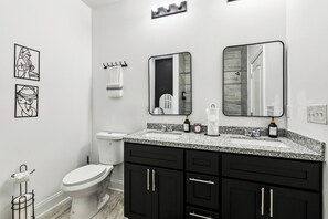 Hiustenkuivaaja, pyyhkeet, saippua, vessapaperi