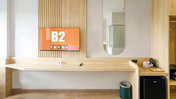 Kolmen hengen deluxe-huone | Tallelokero huoneessa, pimennysverhot, ilmainen Wi-Fi, vuodevaatteet