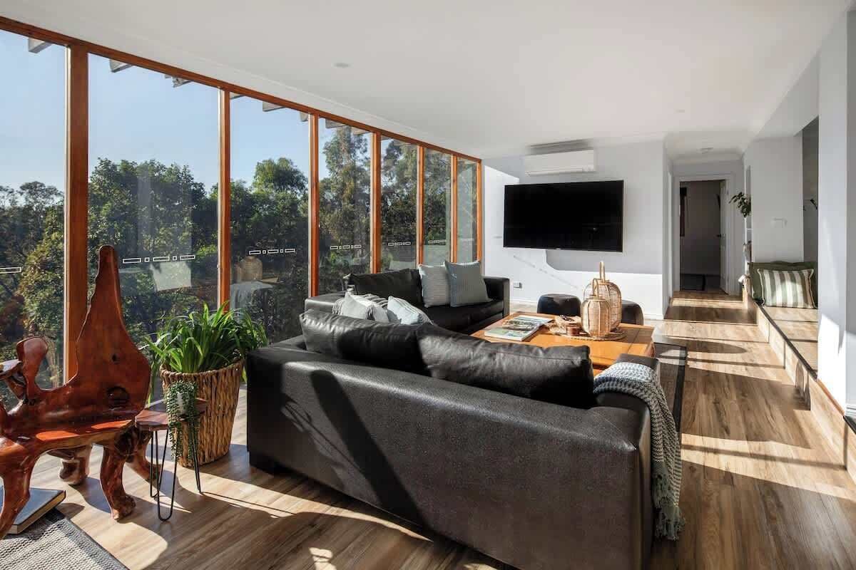 تلفزيون، كُتُب، مكتب