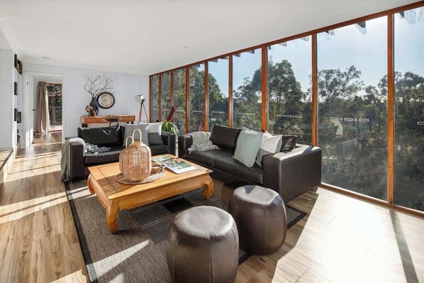 تلفزيون، كُتُب، مكتب