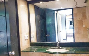 Haartrockner, Handtücher, Toilettenpapier